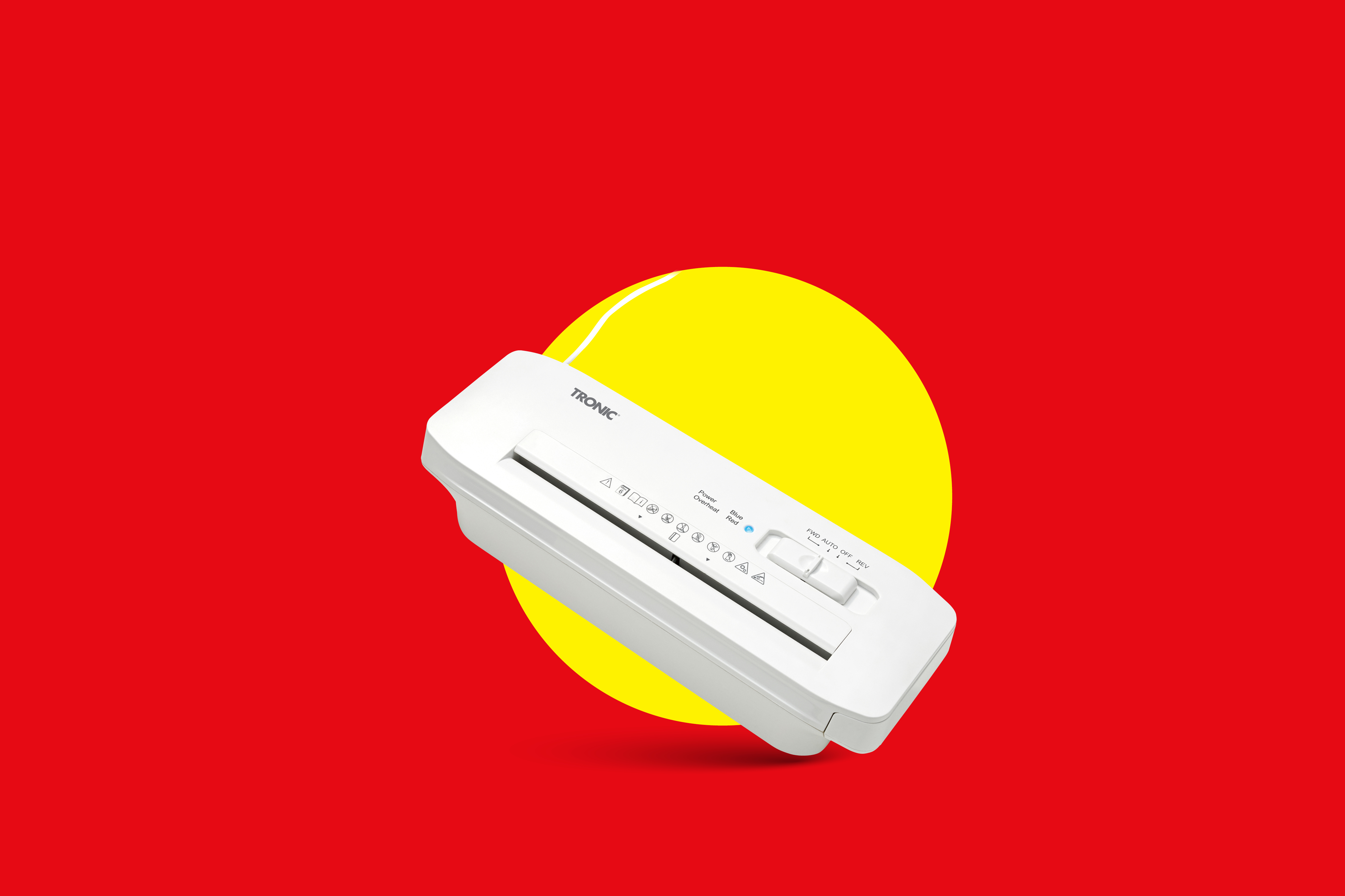 Beli uničevalnik dokumentov na rdečem ozadju z rumenim krogom.