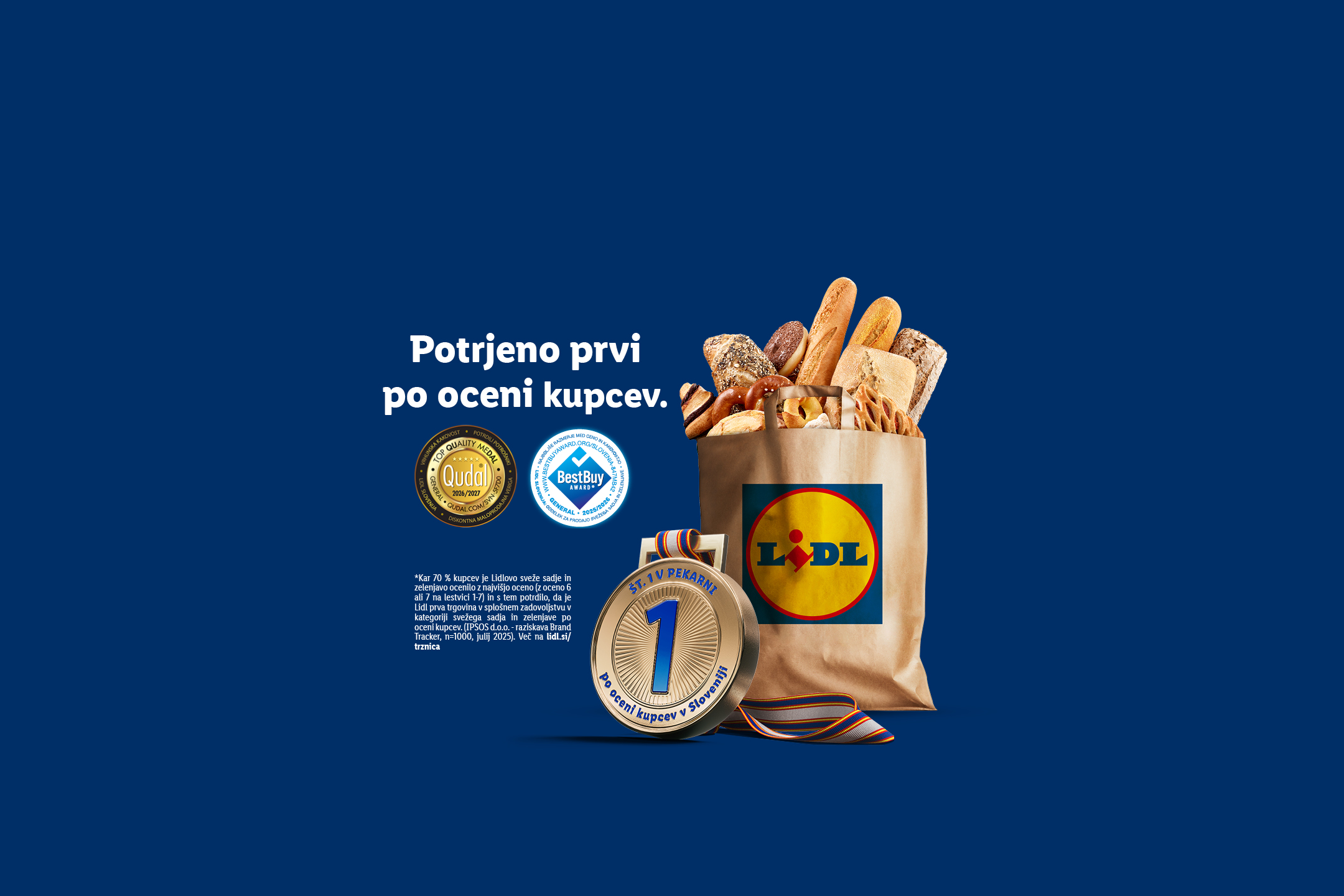 Peka in sveže sadje v nakupovalni vrečki z medaljami za kakovost in oceno kupcev.