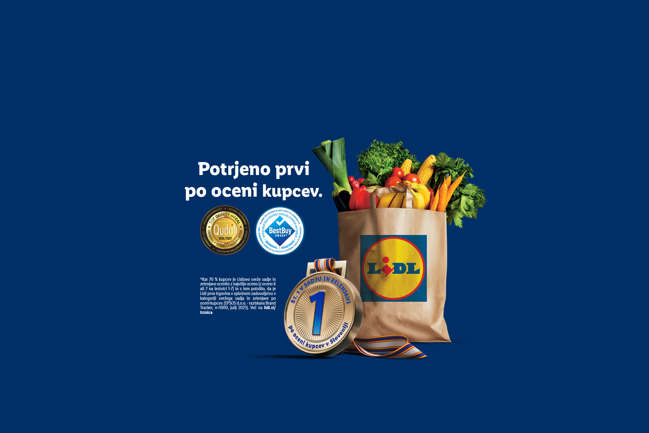 Nakupovalna vrečka, polna sveže zelenjave in sadja, z medaljami za kakovost in oceno kupcev.