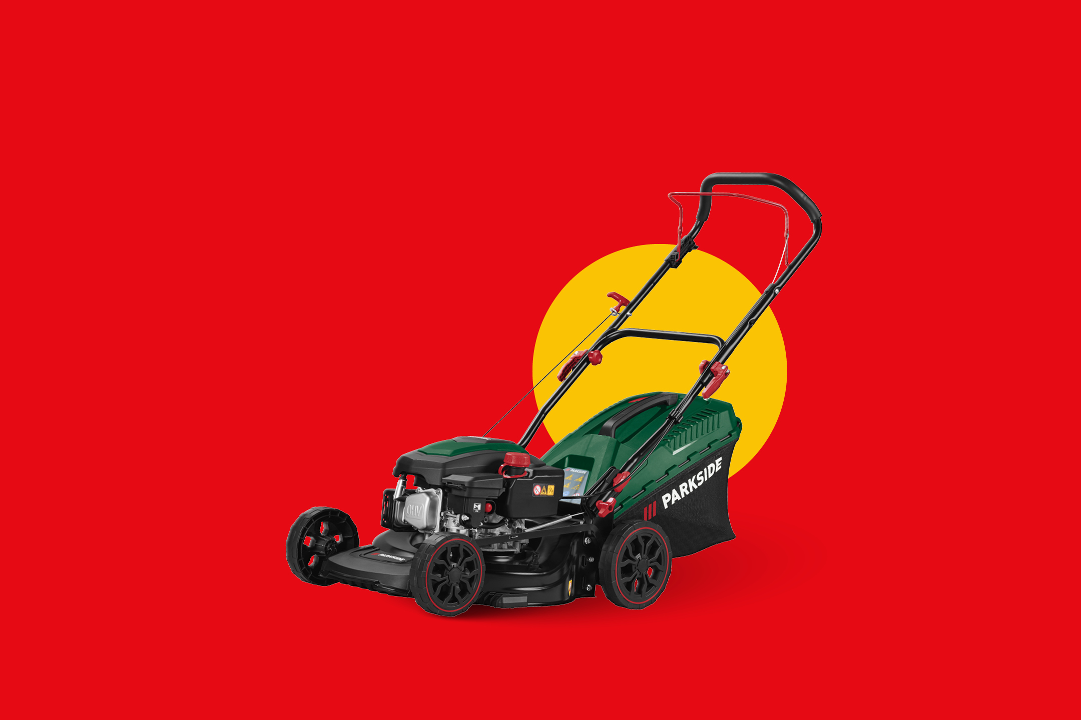 Zelena kosilnica z motorjem in črnim ročajem na rdečem ozadju z rumenim krogom.