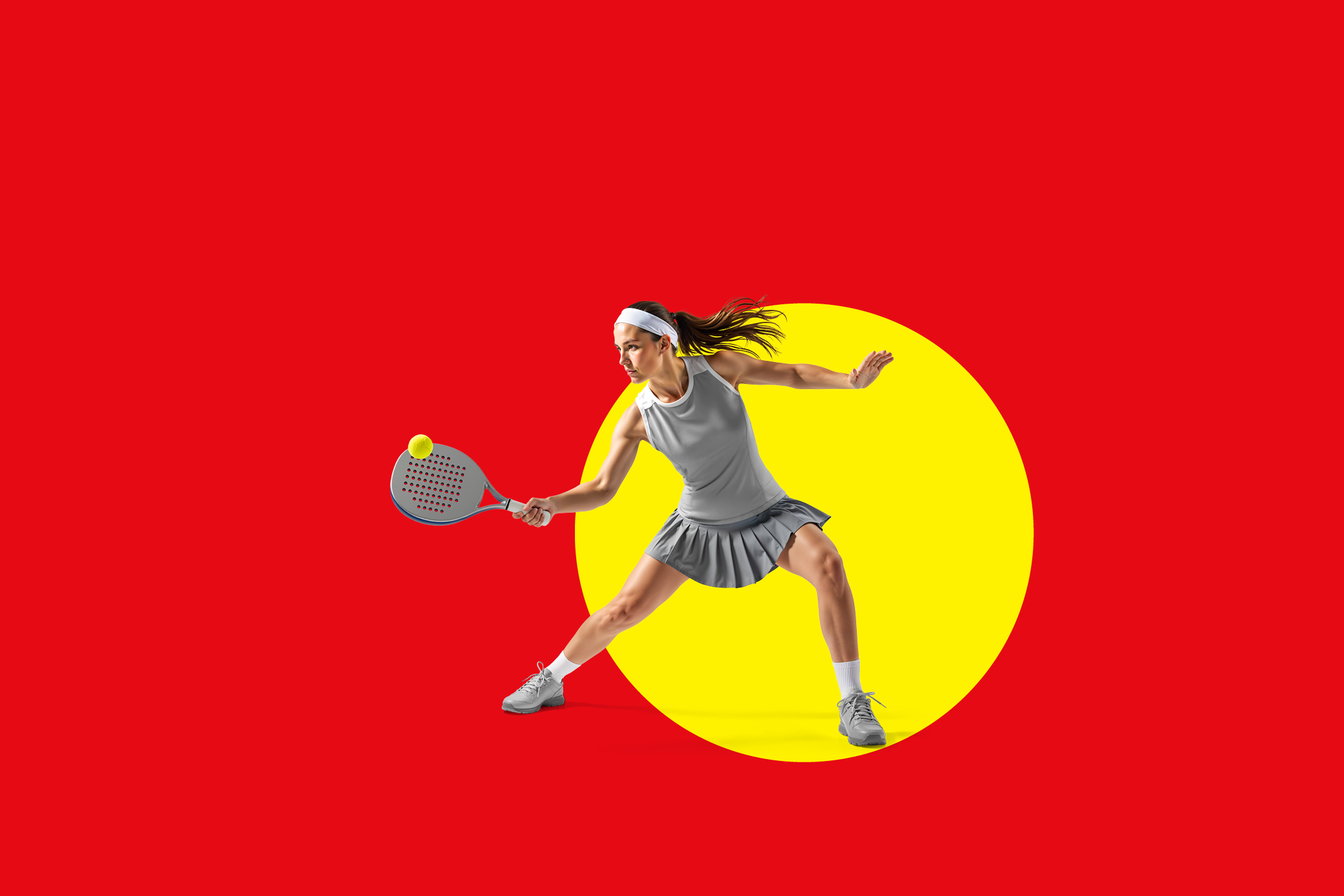 Ženska v športni opremi igra padel tenis z loparjem in žogico.