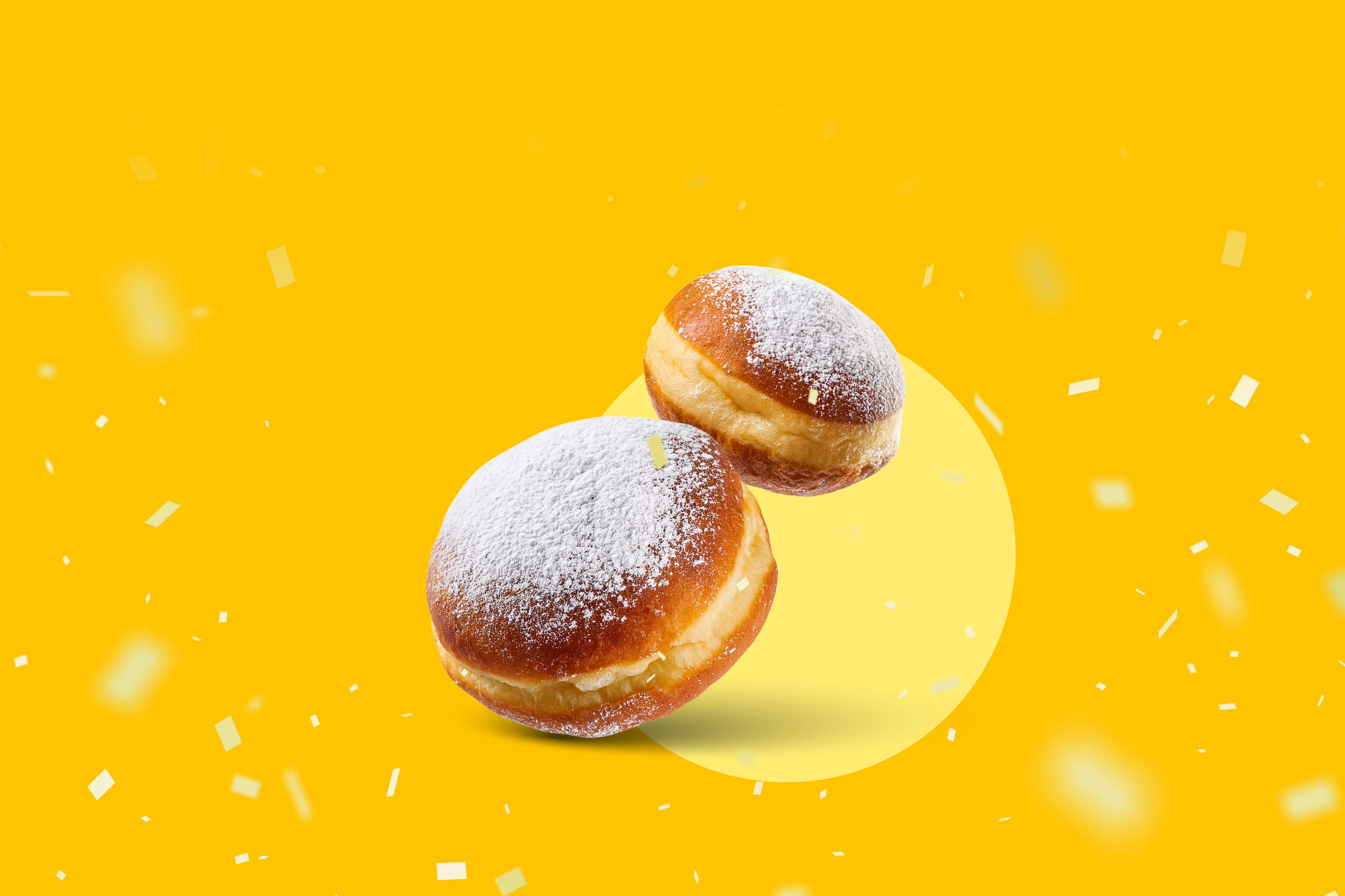 Dva krofka s sladkorjem v prahu na rumenem ozadju s konfeti.