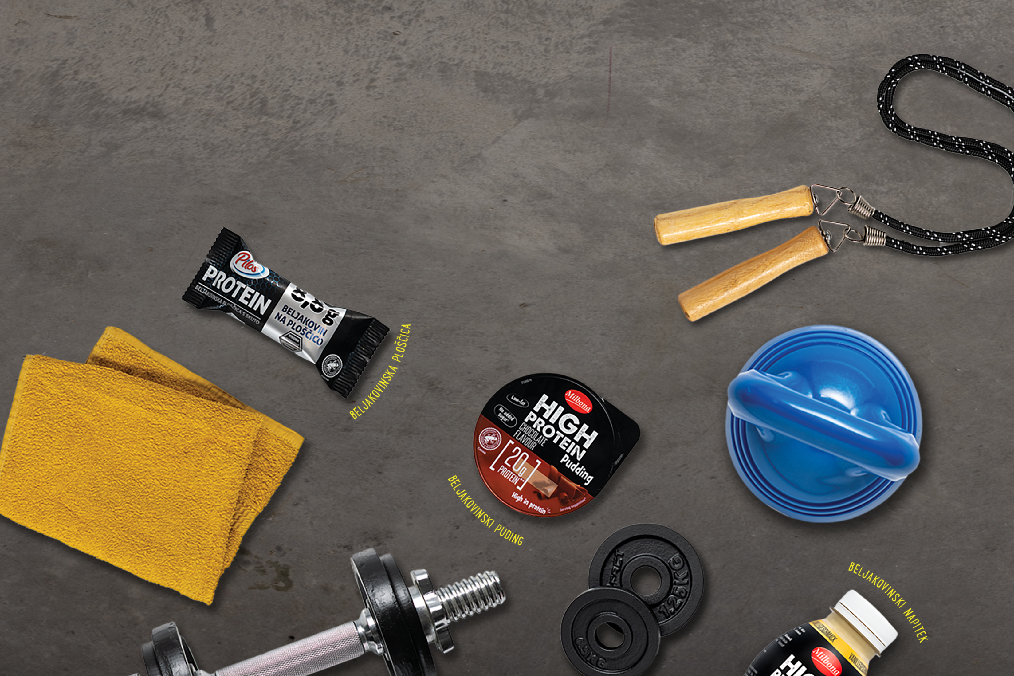 Visokoproteinski izdelki Milbona in Pilos, uteži, brisača in kolebnica za vadbo.