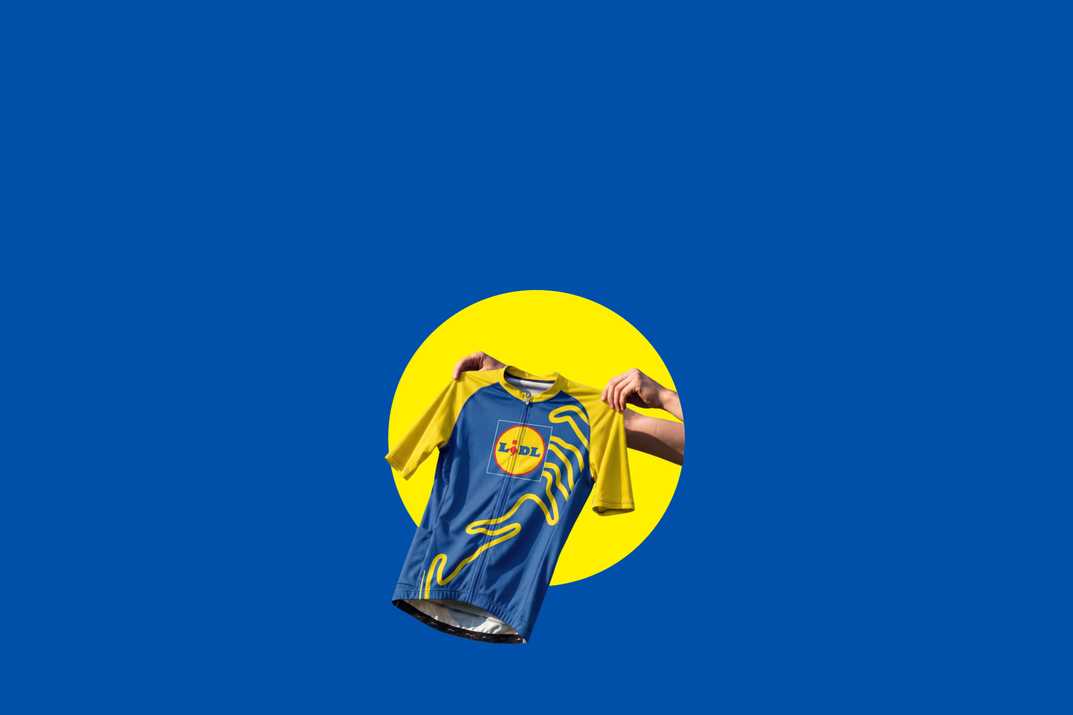 Modra majica z rumenimi črtami in logotipom trgovine, ki jo držijo roke na modrem ozadju z rumenim krogom.