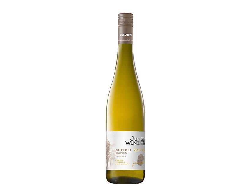 Steklenica belega vina z etiketo 'Junge Winzer Gutedel Reserve Baden Trocken'.