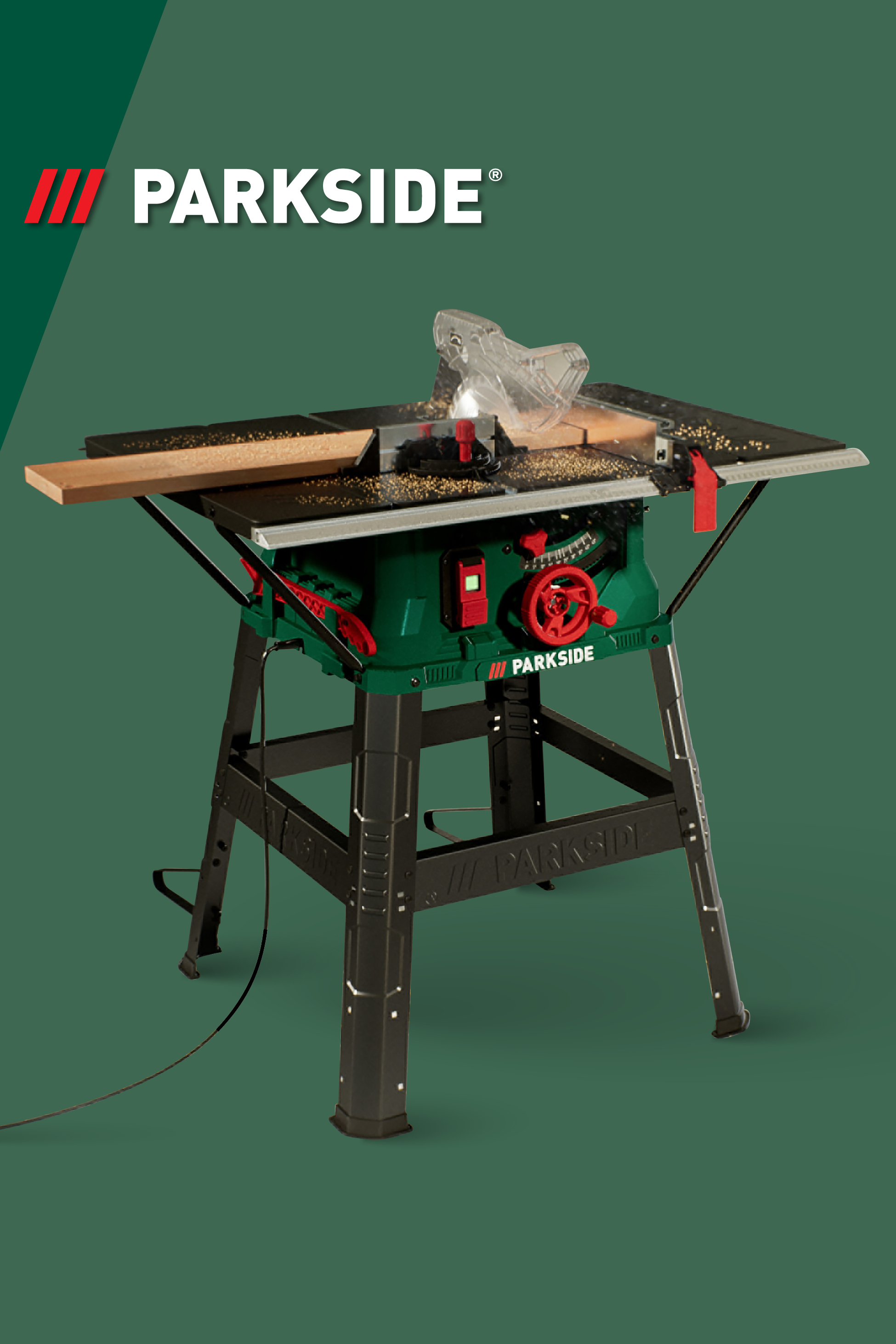 Zelena namizna žaga z leseno desko in žagovino na temno zelenem ozadju.