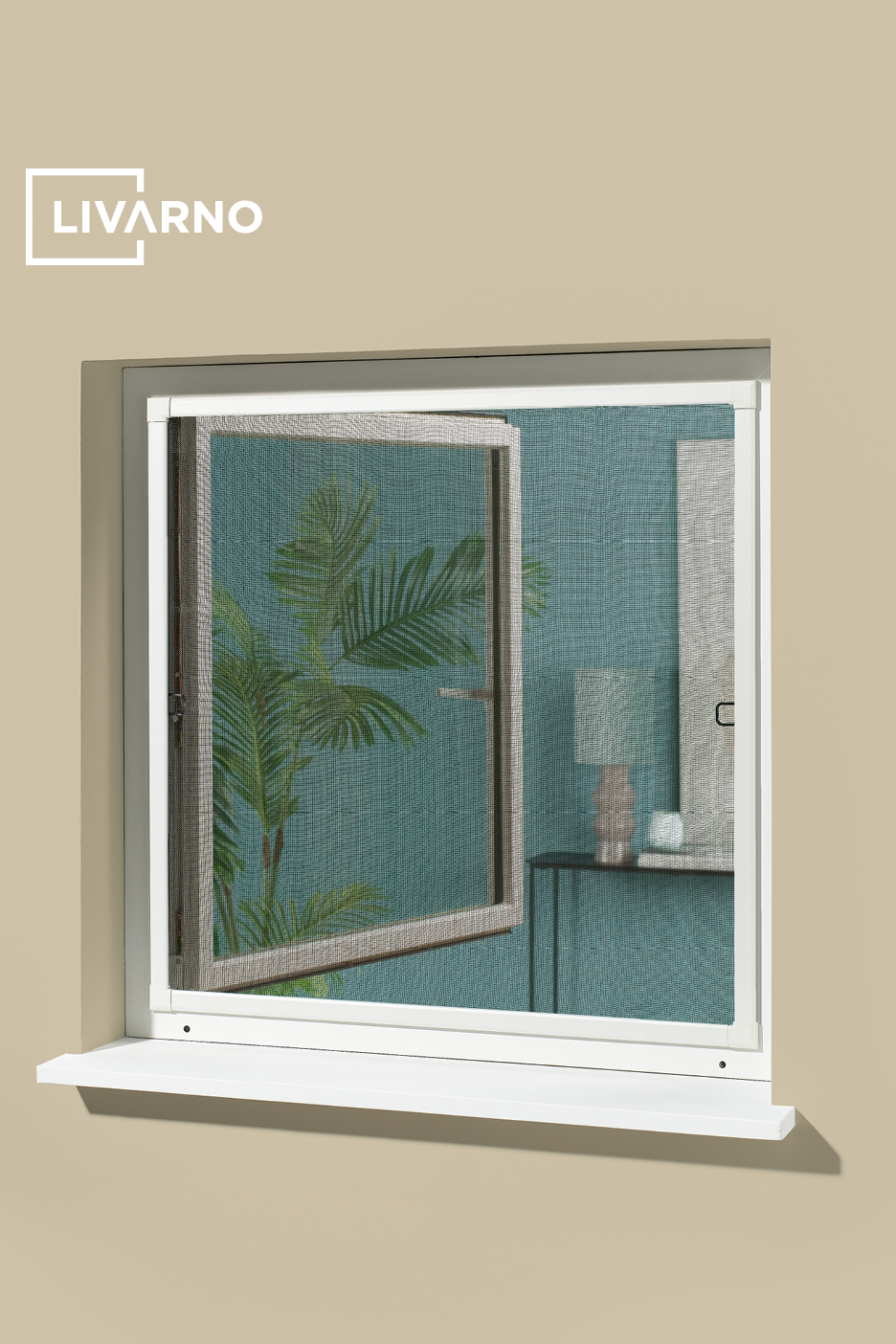 Bela okenska mreža proti insektom z odprtim oknom in rastlino v ozadju.