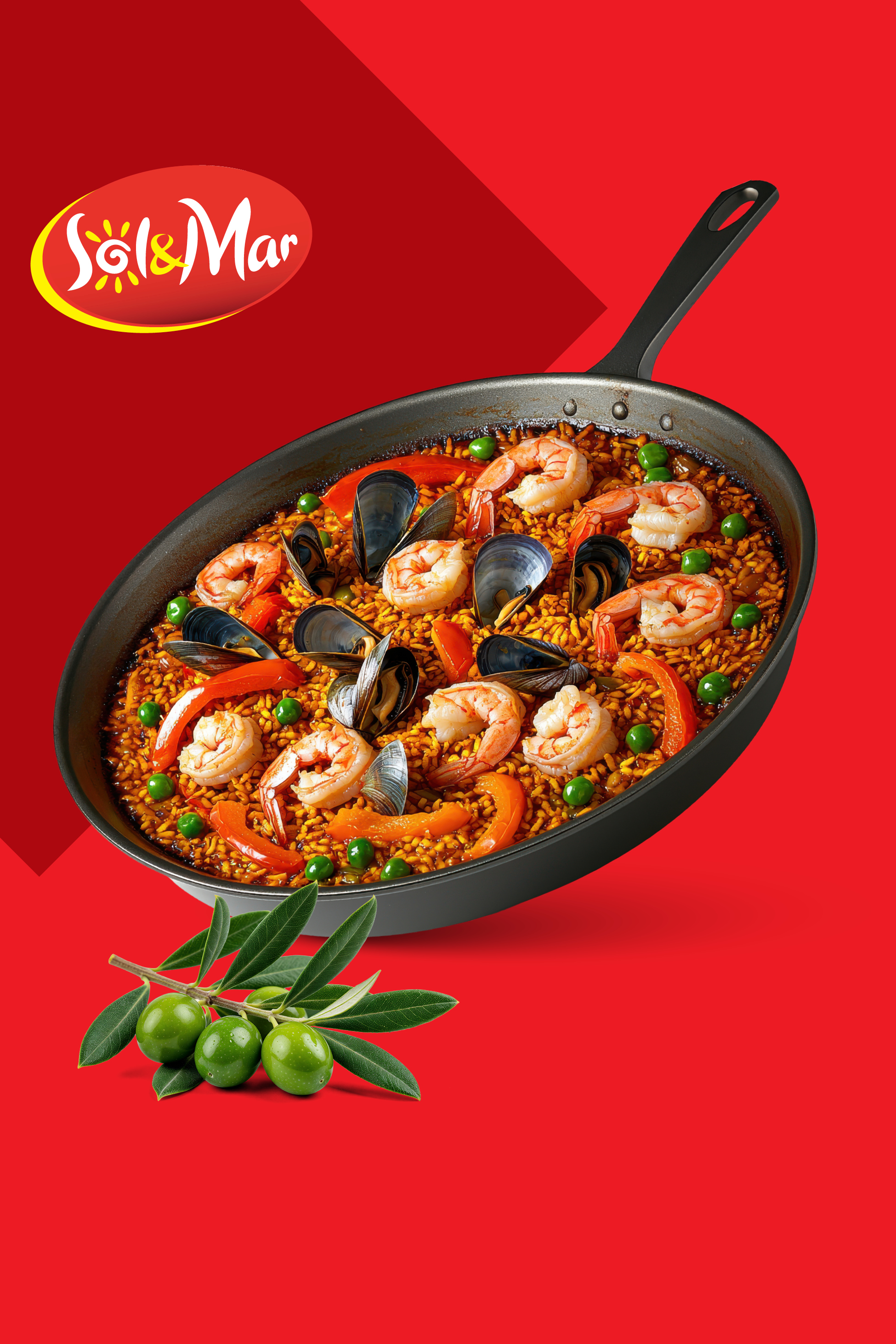 Paella z morskimi sadeži v ponvi, z oljkami in logotipom Sol & Mar na rdečem ozadju.