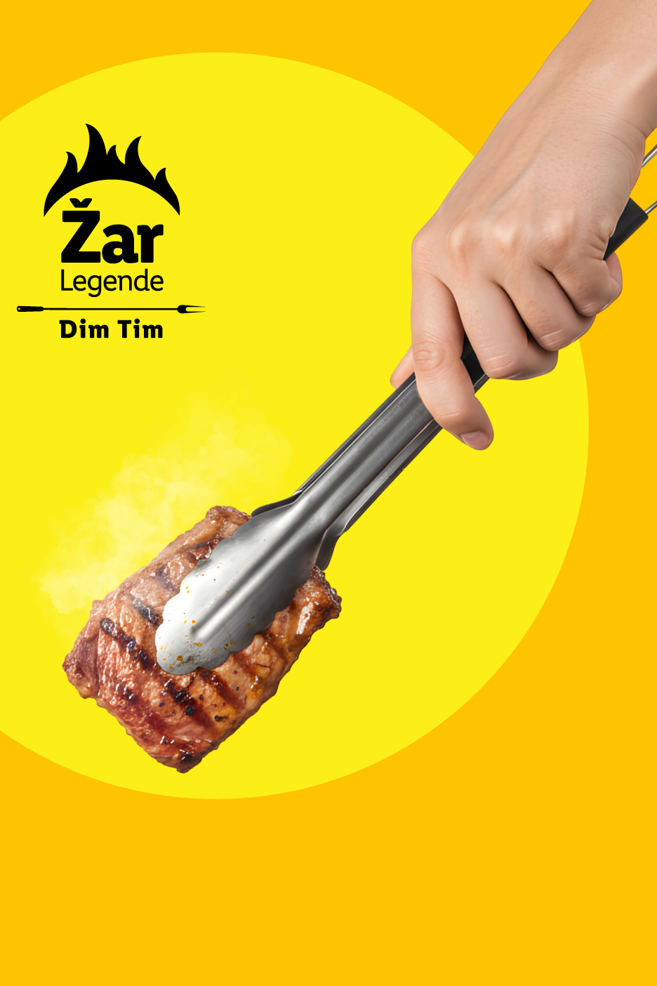Roka drži zrezek z žar kleščami, z logotipom 'Žar Legende Dim Tim' na rumenem ozadju.