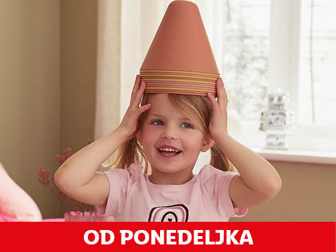 Deklica nosi stožčaste skodelice na glavi, od ponedeljka v prodaji.