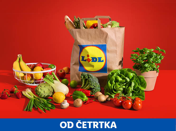 Lidl nakupovalna torba polna sveže zelenjave in sadja, na rdečem ozadju.
