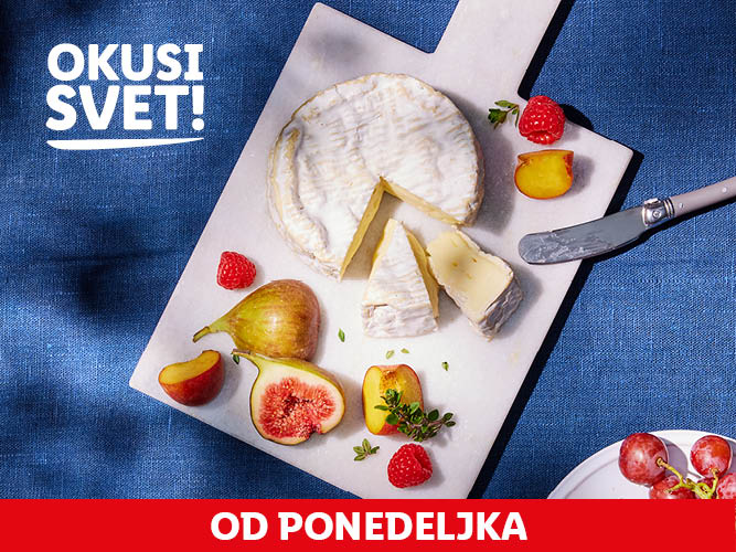 Sir Camembert s sadjem in jagodami na marmorni deski.  Okusi svet!