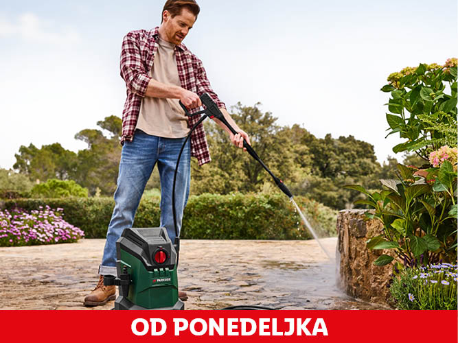 Moški čisti tla s tlačnim čistilcem Parkside.