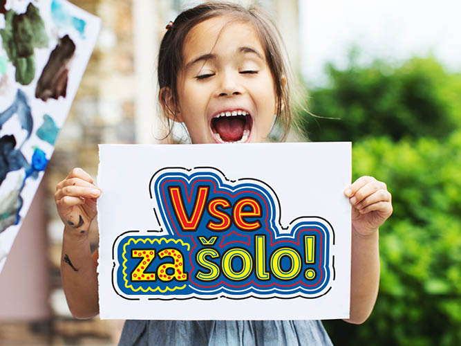 Deklica drži plakat z napisom 'Vse za šolo!' v živahnih barvah.