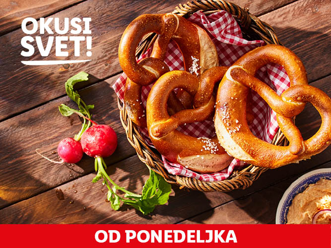 Sveže pečene štručke v košarici, obdani z radičem.  Od ponedeljka na voljo.