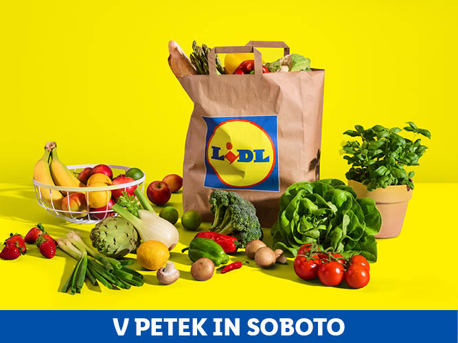 Lidl nakupovalna torba polna sveže zelenjave in sadja na rumenem ozadju.