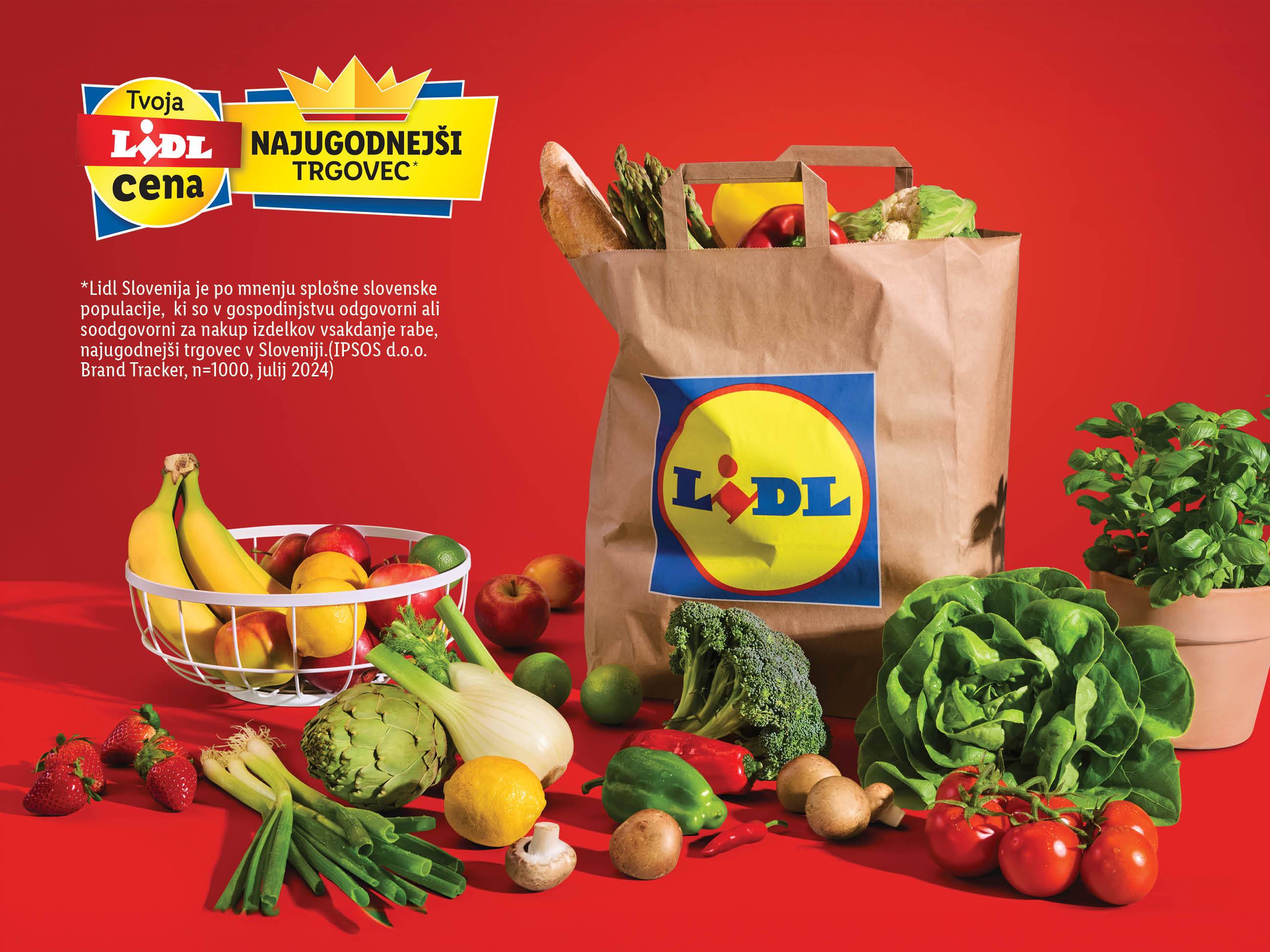 Lidl-ova nakupovalna torba z zelenjavo, sadjem in kruhom; Lidl je po raziskavi najugodnejši trgovec v Sloveniji.