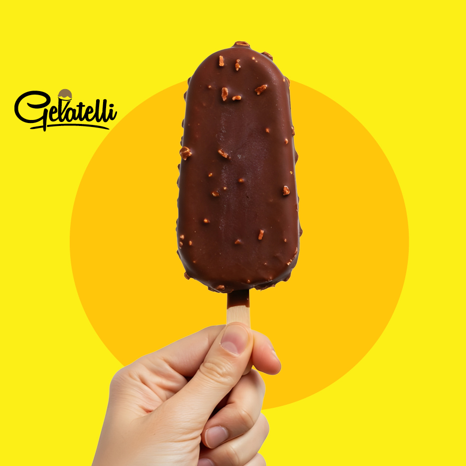 Čokoladna lučka z oreščki, ki jo drži roka, na rumenem ozadju z logotipom Gelatelli.