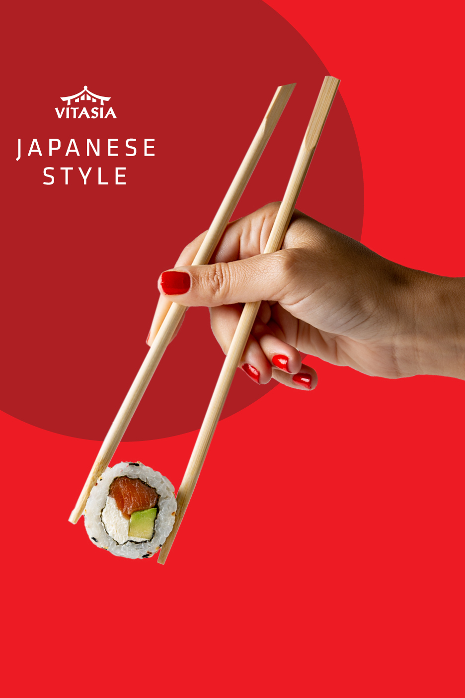 Roka drži suši z bambusovimi palčkami na rdečem ozadju z napisom »JAPANESE STYLE«.