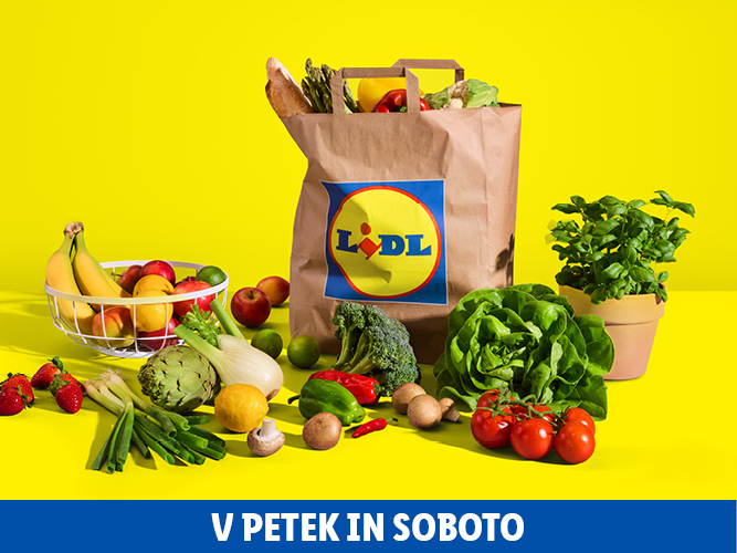 Nakupovalna vrečka Lidl, polna svežega sadja in zelenjave, na rumenem ozadju.