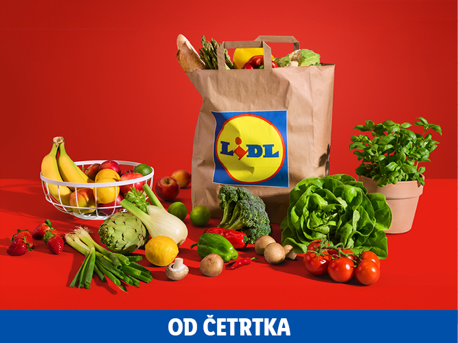 Nakupovalna vrečka Lidl in raznovrstno sveže sadje in zelenjava na rdeči podlagi.