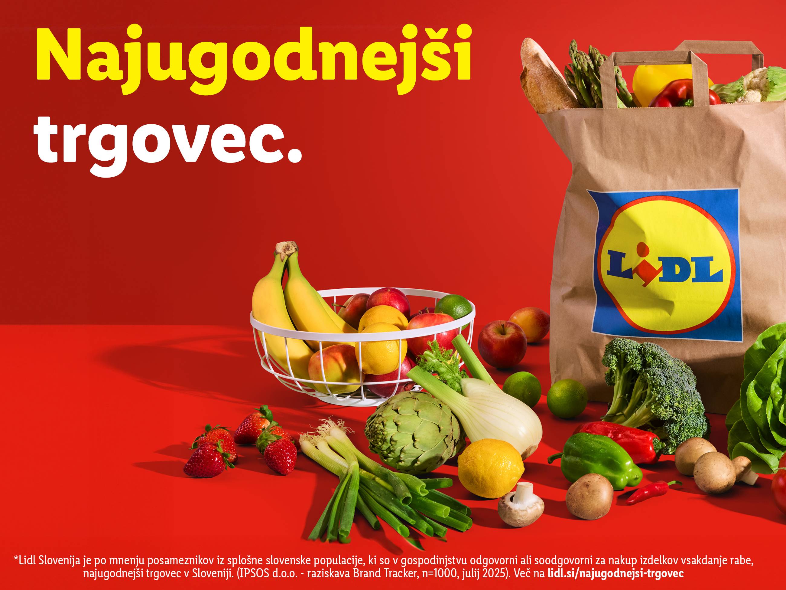 Lidl oglašuje, da je najugodnejši trgovec v Sloveniji, s prikazom svežega sadja in zelenjave ter nakupovalne vrečke.