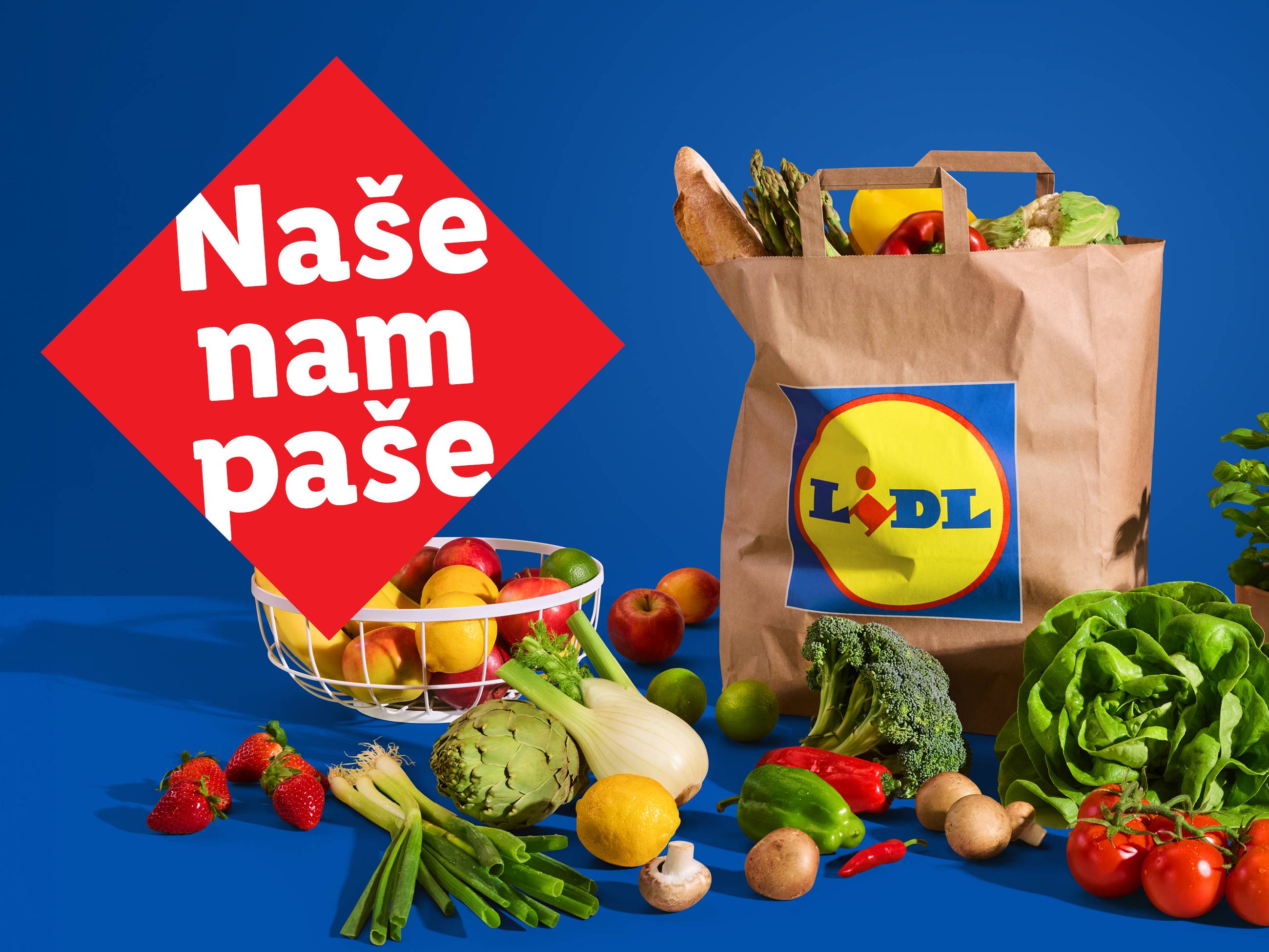 Živila in nakupovalna vrečka Lidl na modrem ozadju.