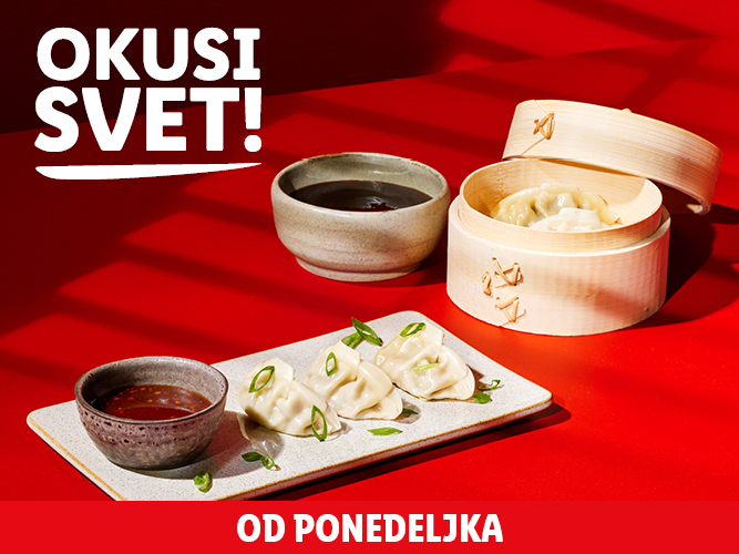 Kuhane cmoke in omake na rdeči podlagi z napisom »OKUSI SVET!«