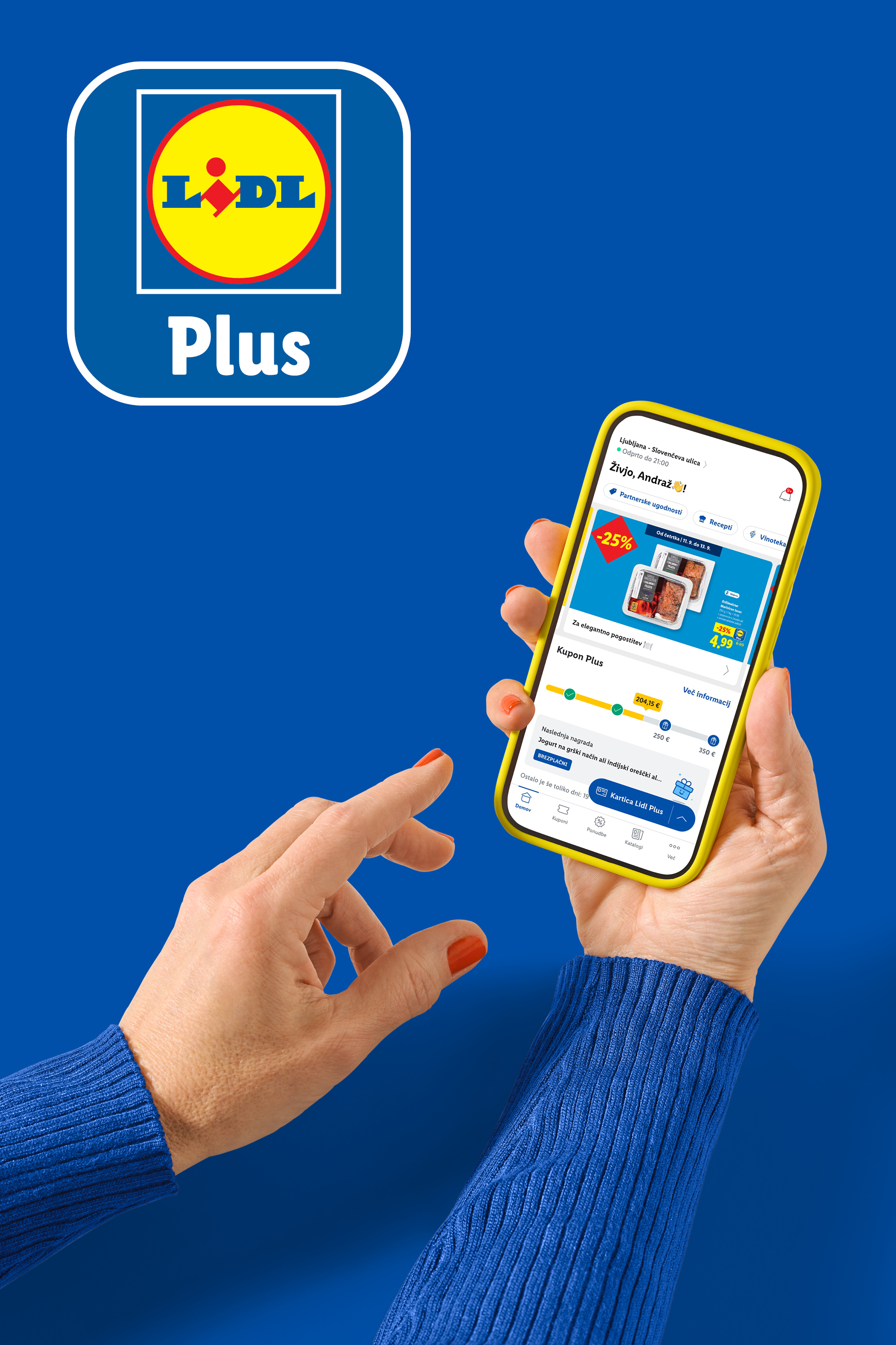 Roka drži pametni telefon z aplikacijo Lidl Plus, ki prikazuje kupone in nagrade.