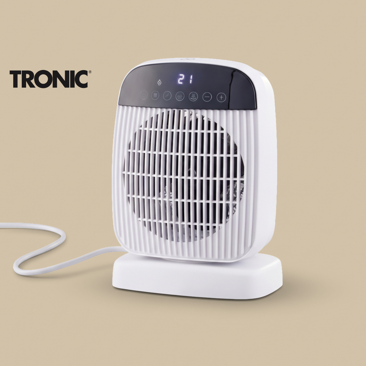 Beli namizni ventilatorski grelnik z digitalnim zaslonom na svetlo rjavem ozadju.