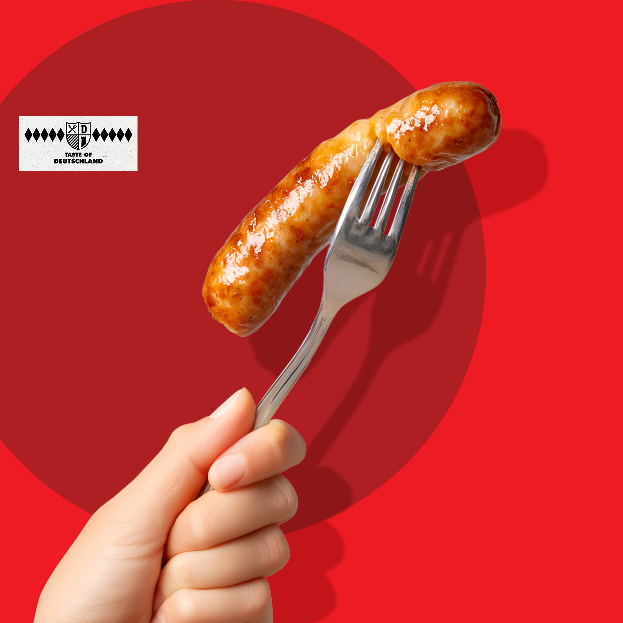 Roka, ki drži vilice s pečeno klobaso na rdečem ozadju z logotipom Taste of Germanland.