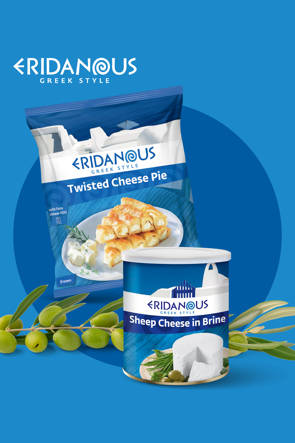 Grški zviti sirni burek in ovčji sir v slanici z olivami na modrem ozadju.