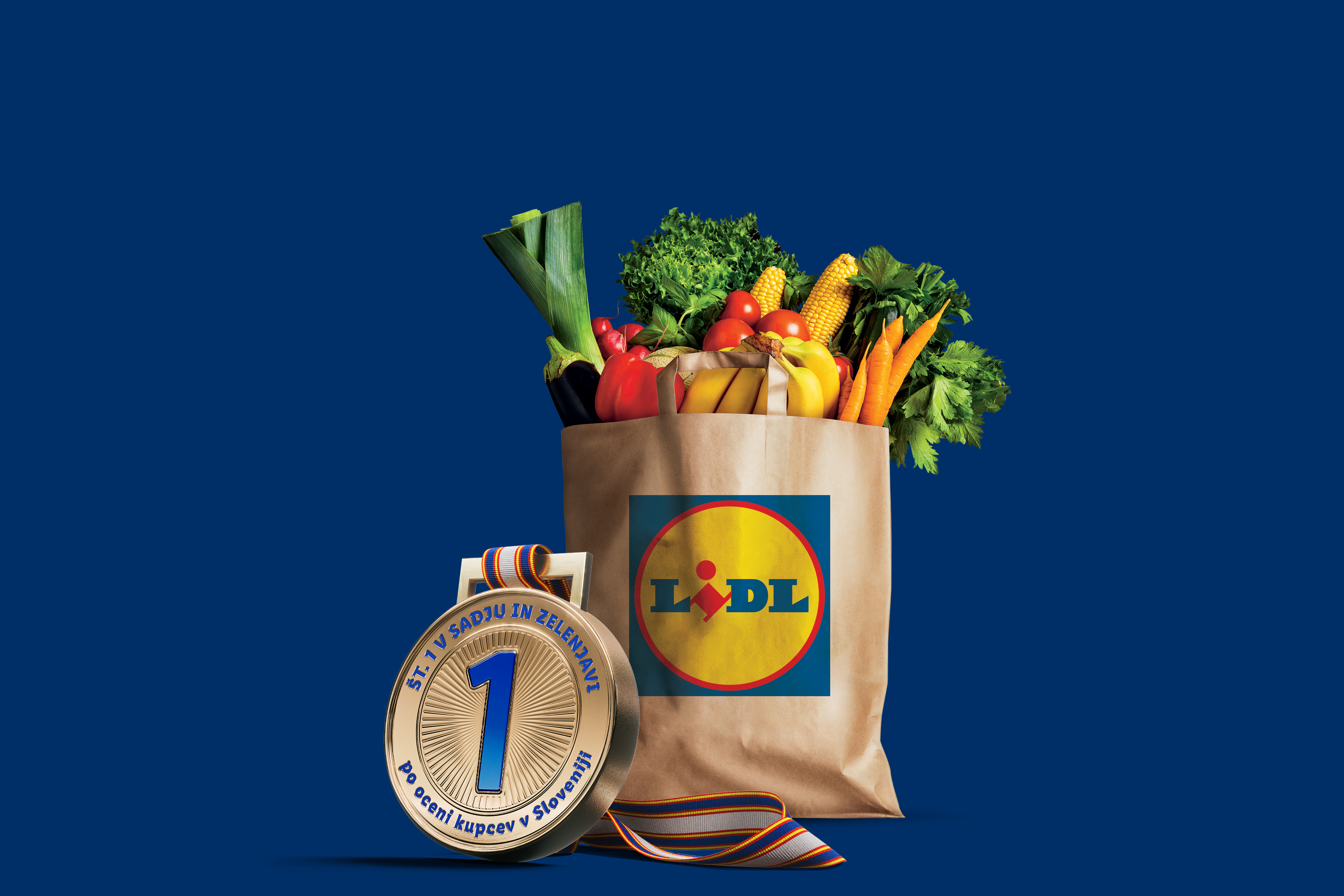 Nakupovalna vrečka s sadjem in zelenjavo ter zlata medalja za kakovost.
