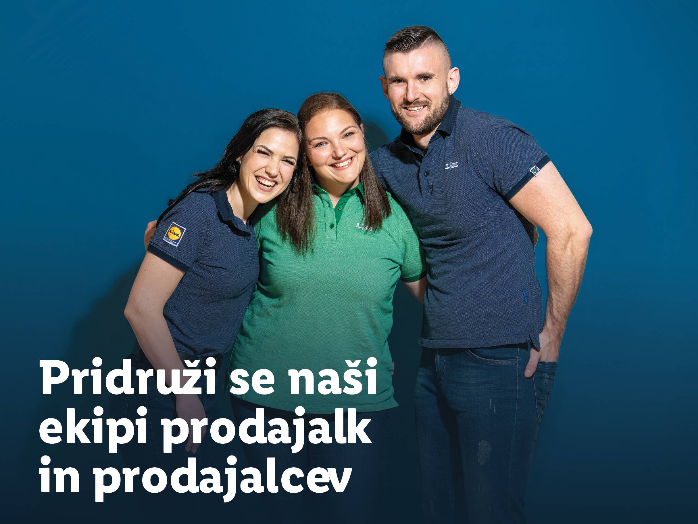 Trije nasmejani sodelavci Lidla v modrih in zelenih polo majicah.
