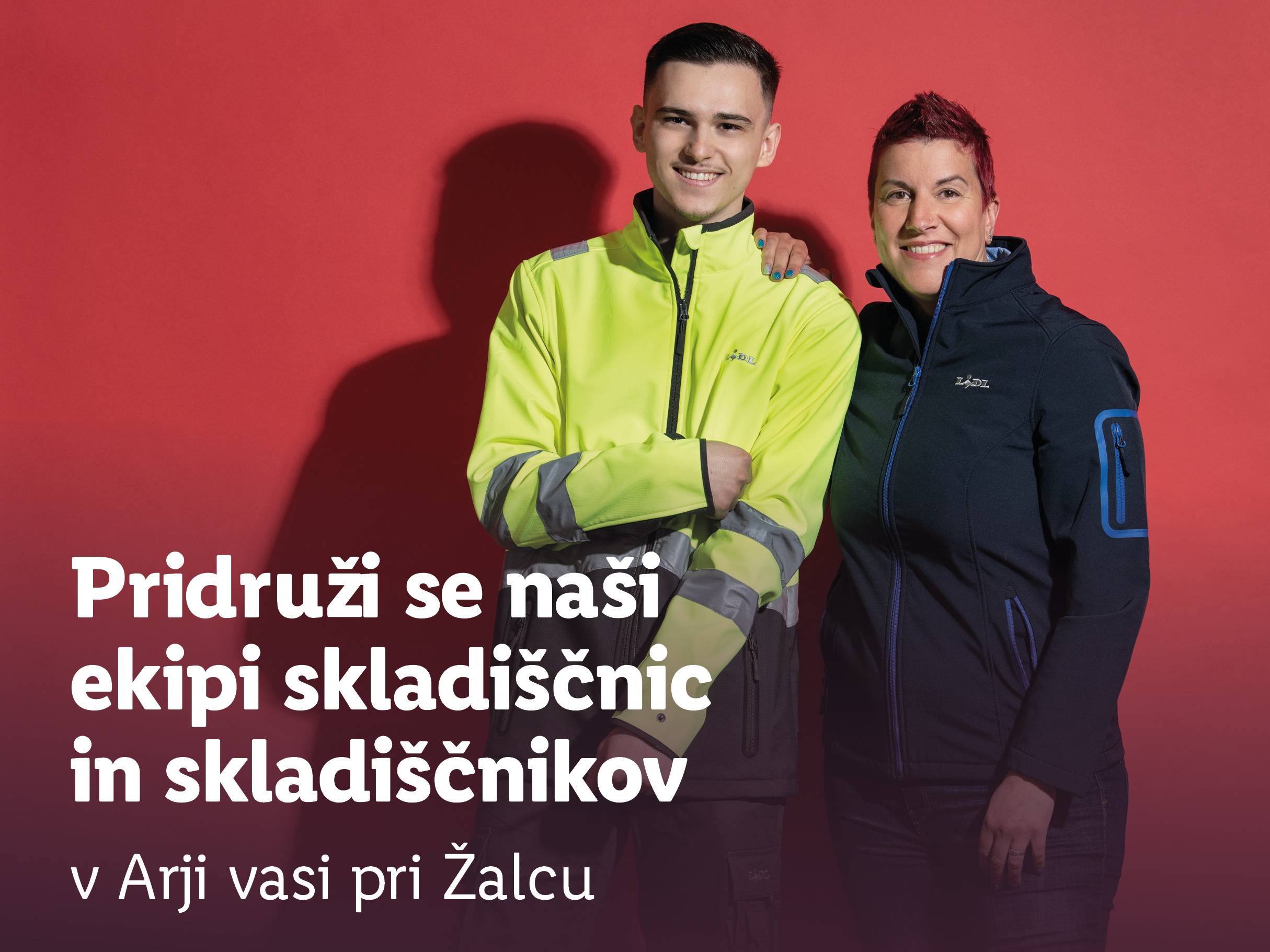 Dva nasmejana delavca v delovnih oblačilih, eden v rumeni in drugi v modri jakni.