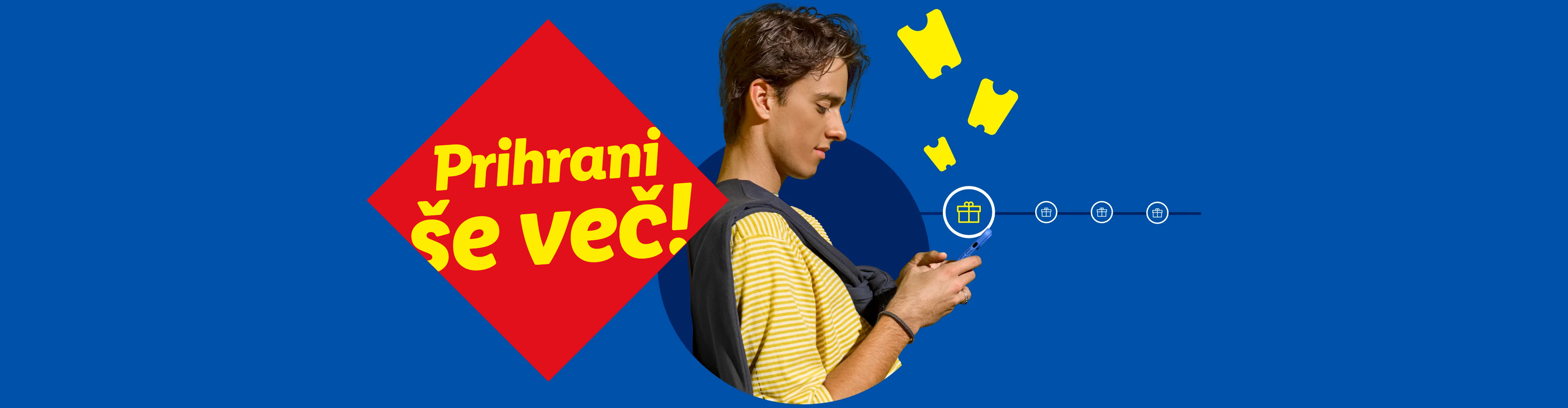 Mladenič brska po telefonu, ob njem pa so ikone daril in vstopnic ter napis »Prihrani še več!«