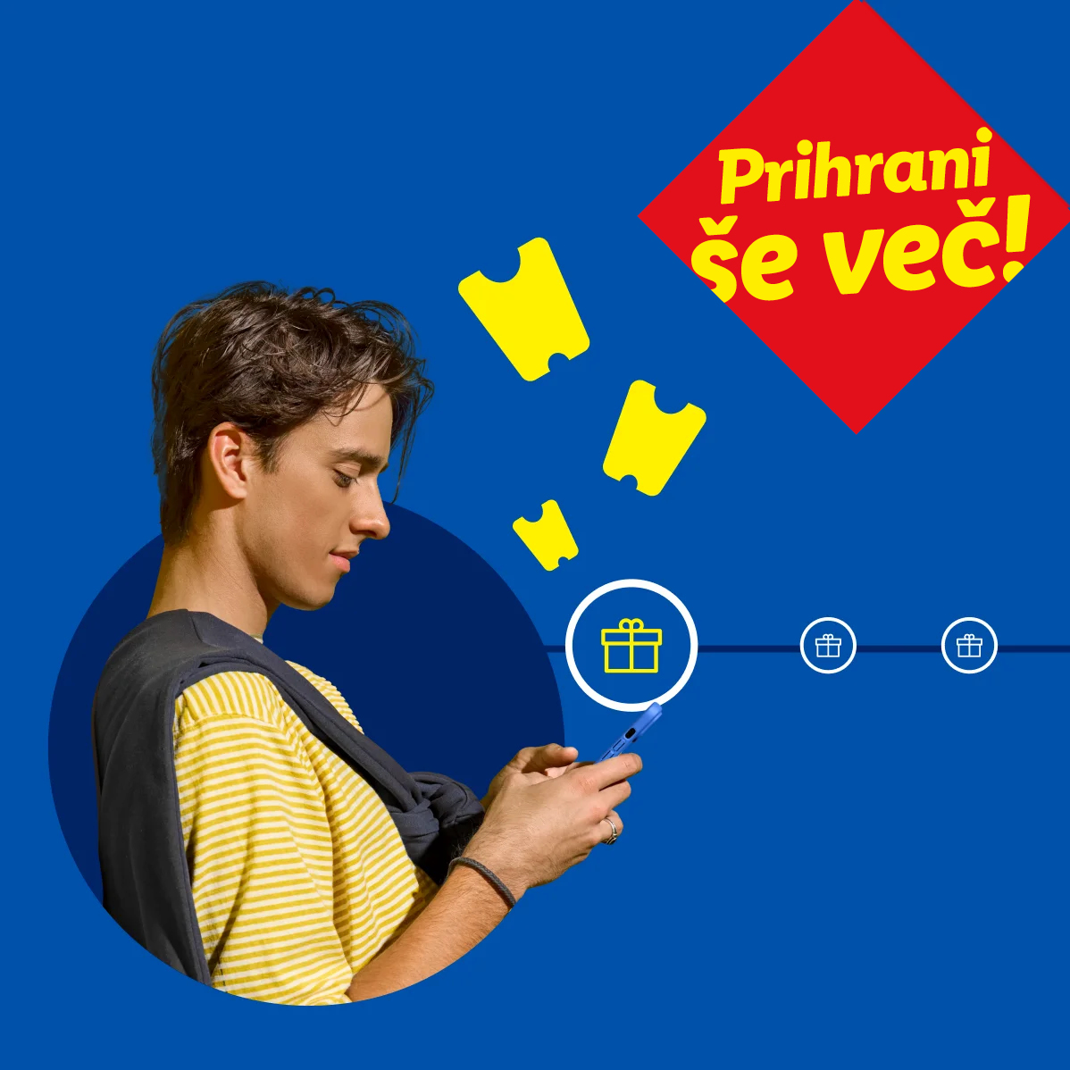 Mladenič brska po telefonu, ob njem pa so ikone daril in vstopnic ter napis »Prihrani še več!«