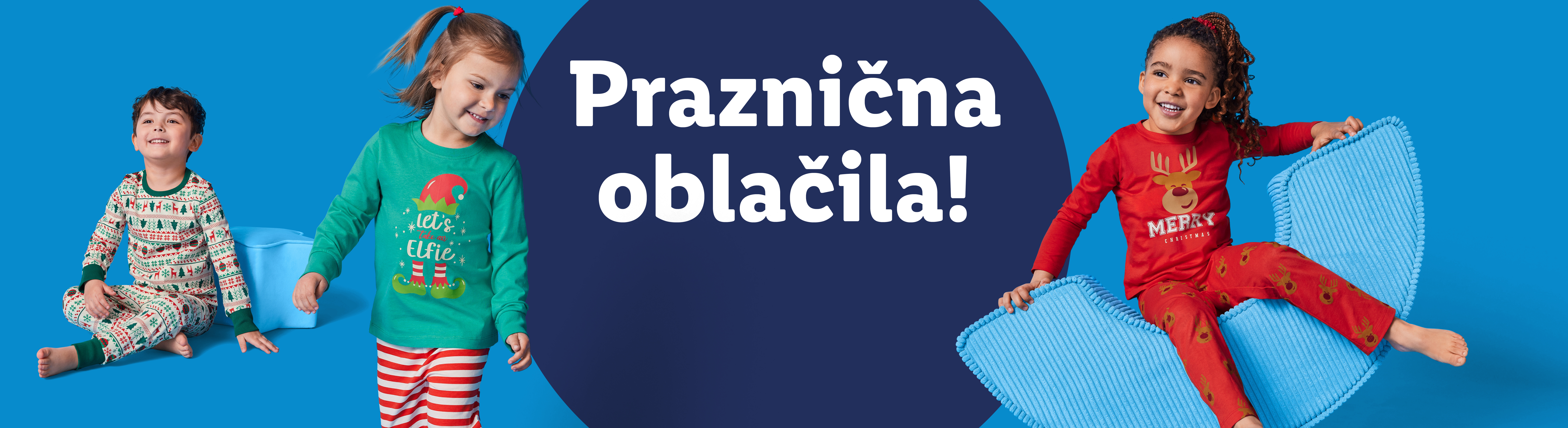 Otroci v prazničnih pižamah z božičnimi motivi in napisom: Praznična oblačila!