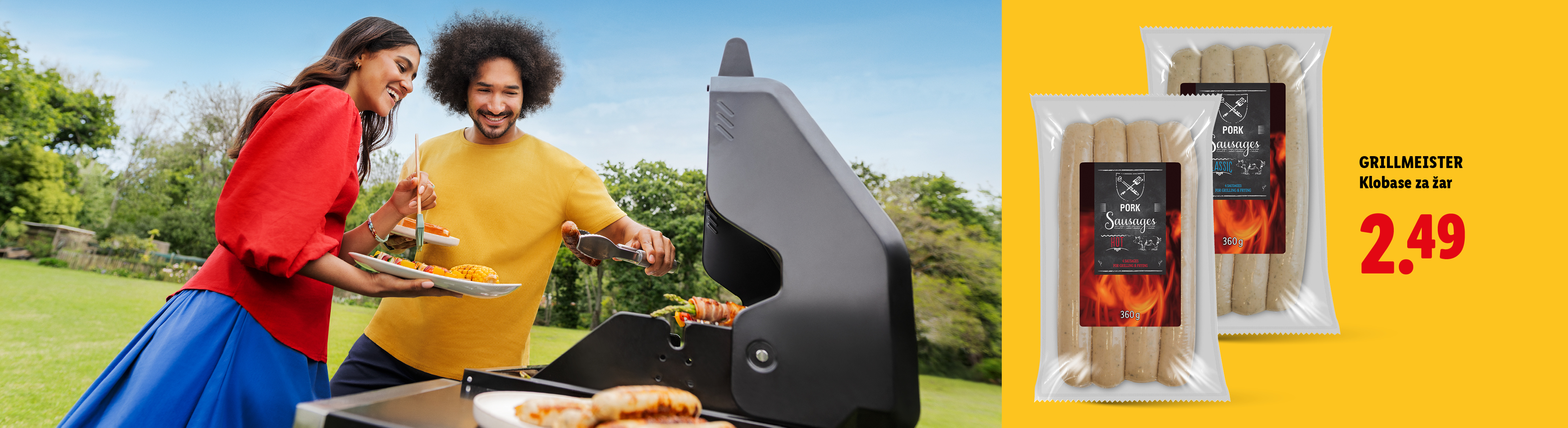 Paradižnikove klobase za žar in vesel par, ki peče na žaru.