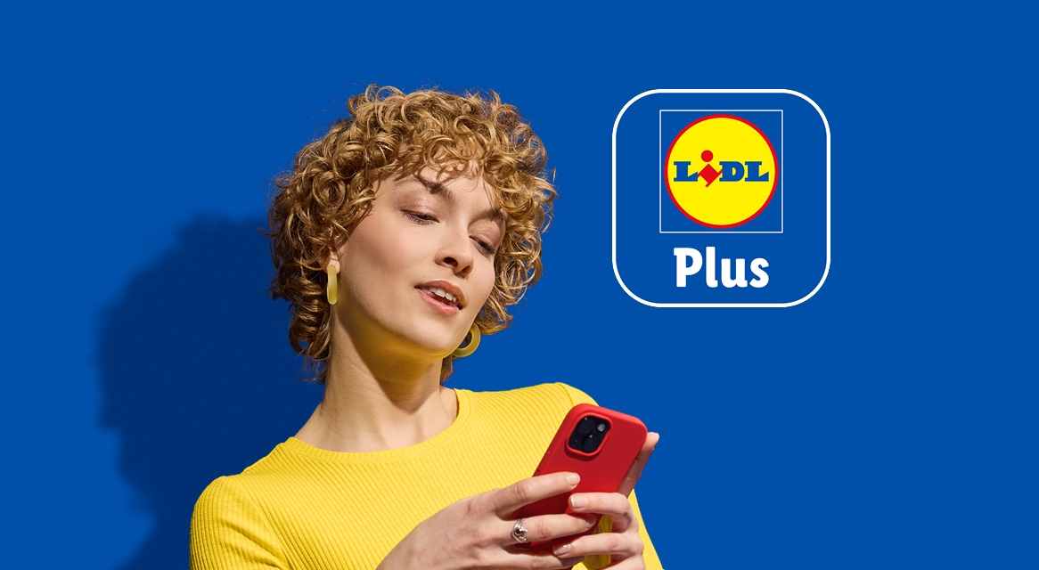 Ženska z rdečim telefonom in logotipom Lidl Plus na modrem ozadju.