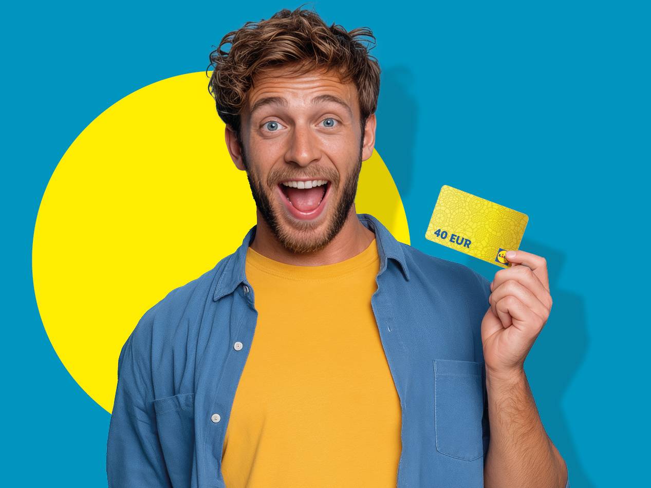 Navdušen moški drži rumeno darilno kartico za 40 EUR.