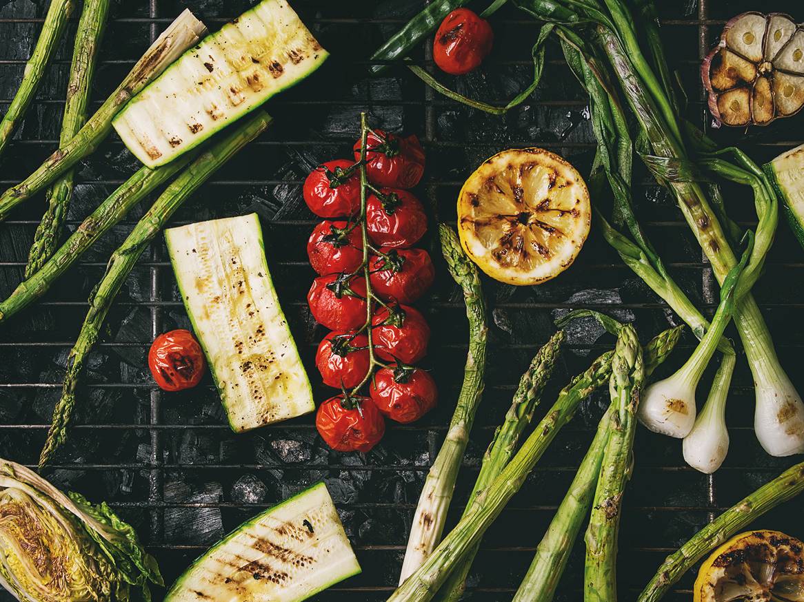 Žar zelenjava: bučke, šparglji, češnjev paradižnik, limona, česen in mlada čebula na žaru.