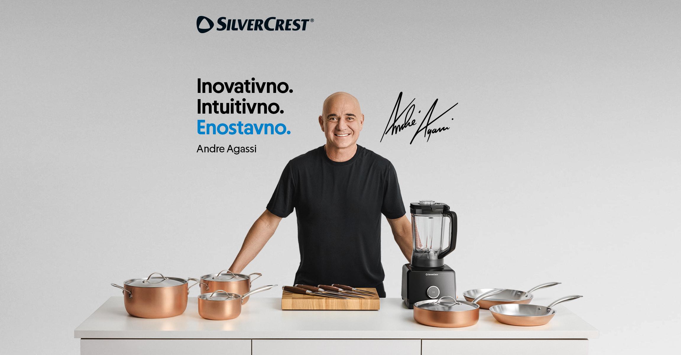 Andre Agassi predstavlja kuhinjsko posodo, nože in mešalnik na beli mizi.