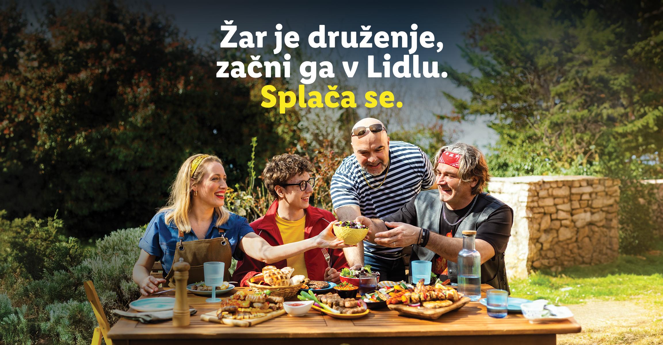 Prijatelji uživajo v pikniku z žarom, mesom, solatami in pijačo. Napis: Žar je druženje, začni ga v Lidlu. Splaca se.
