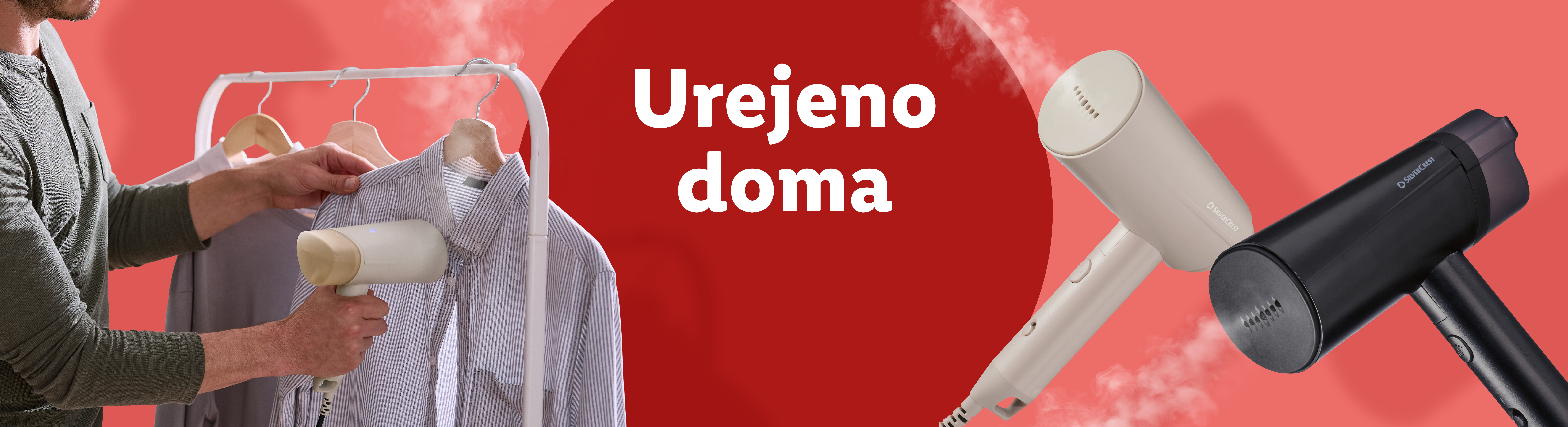 Moški lika s parnim likalnikom SilverCrest, v ozadju še en parni likalnik.