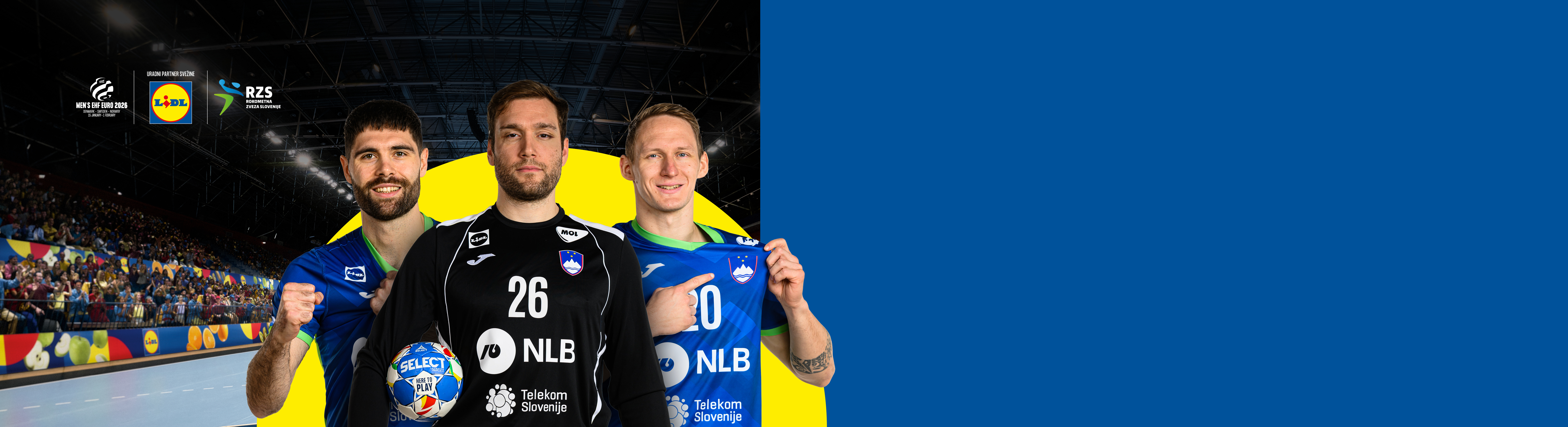 Trije rokometaši v dresih z logotipi NLB in Telekom Slovenije, z žogo Select, na igrišču z navijači.