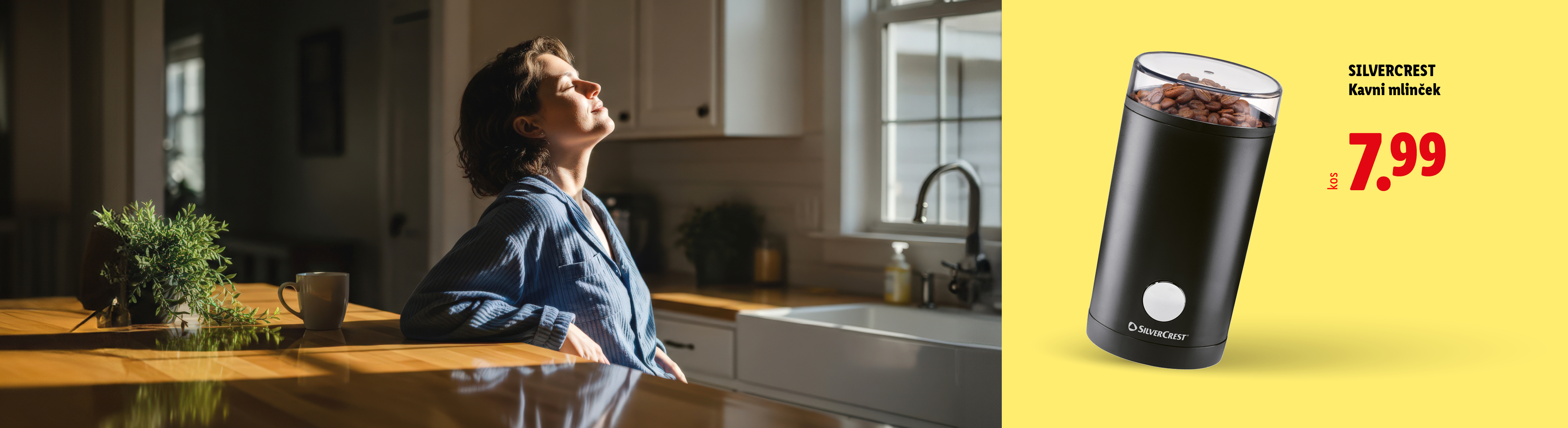 Ženska uživa v jutranjem soncu v kuhinji, poleg nje je mlinček za kavo za 7,99.