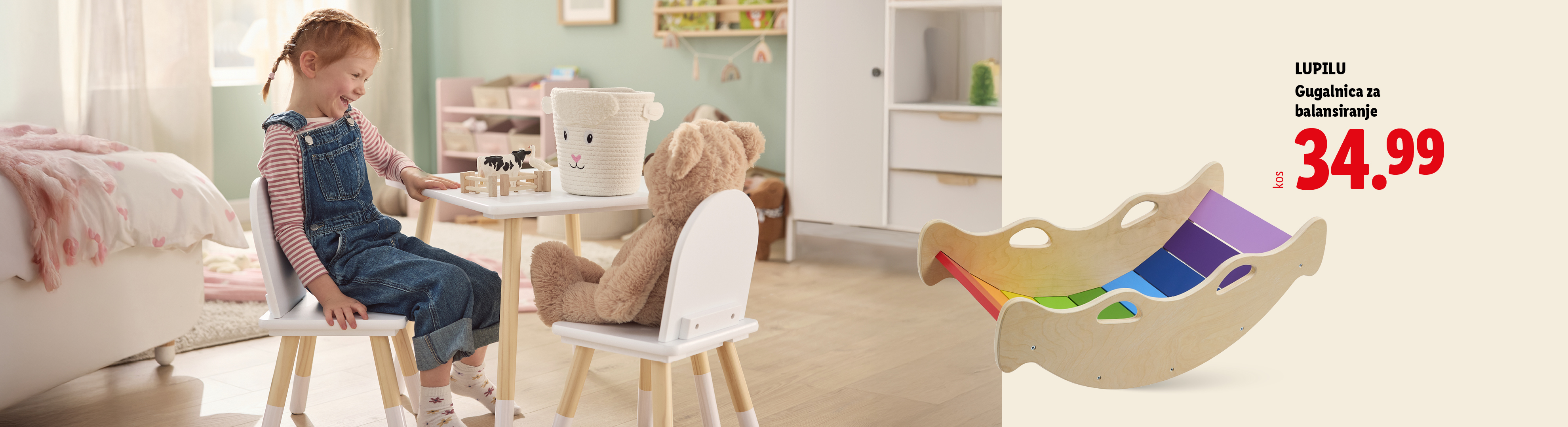 Deklica se igra z igračami za mizo, poleg nje je gugalnica za balansiranje, cena 34,99.