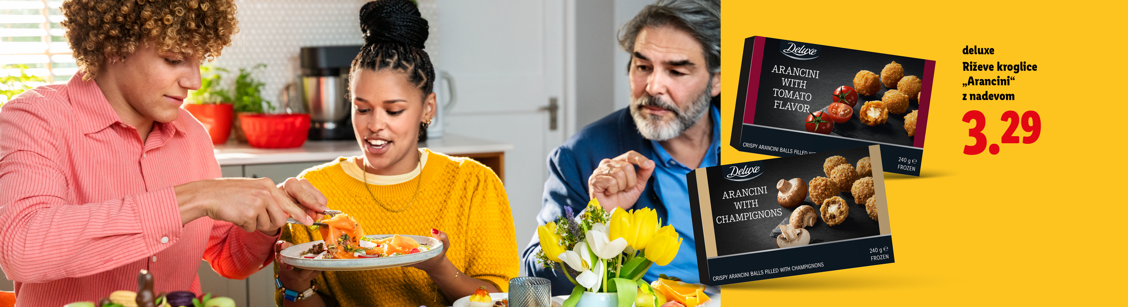 Družina uživa ob obroku, ob njih pa so škatle arancinov z okusom paradižnika in gob, cena 3,29.