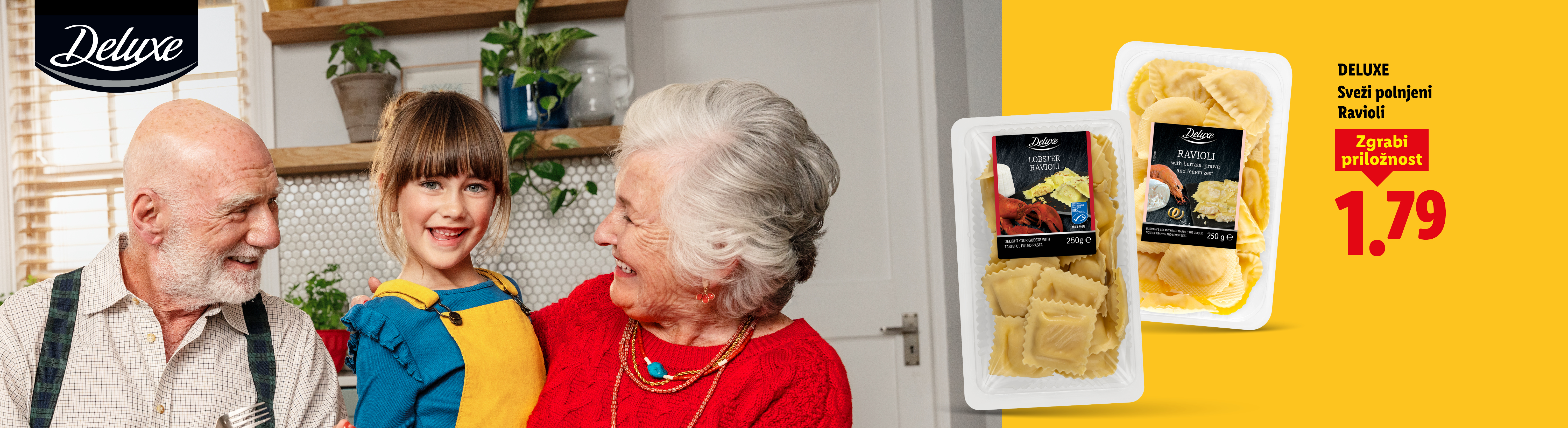 Družina uživa v svežih polnjenih raviolih, ki so na voljo za 1,79.